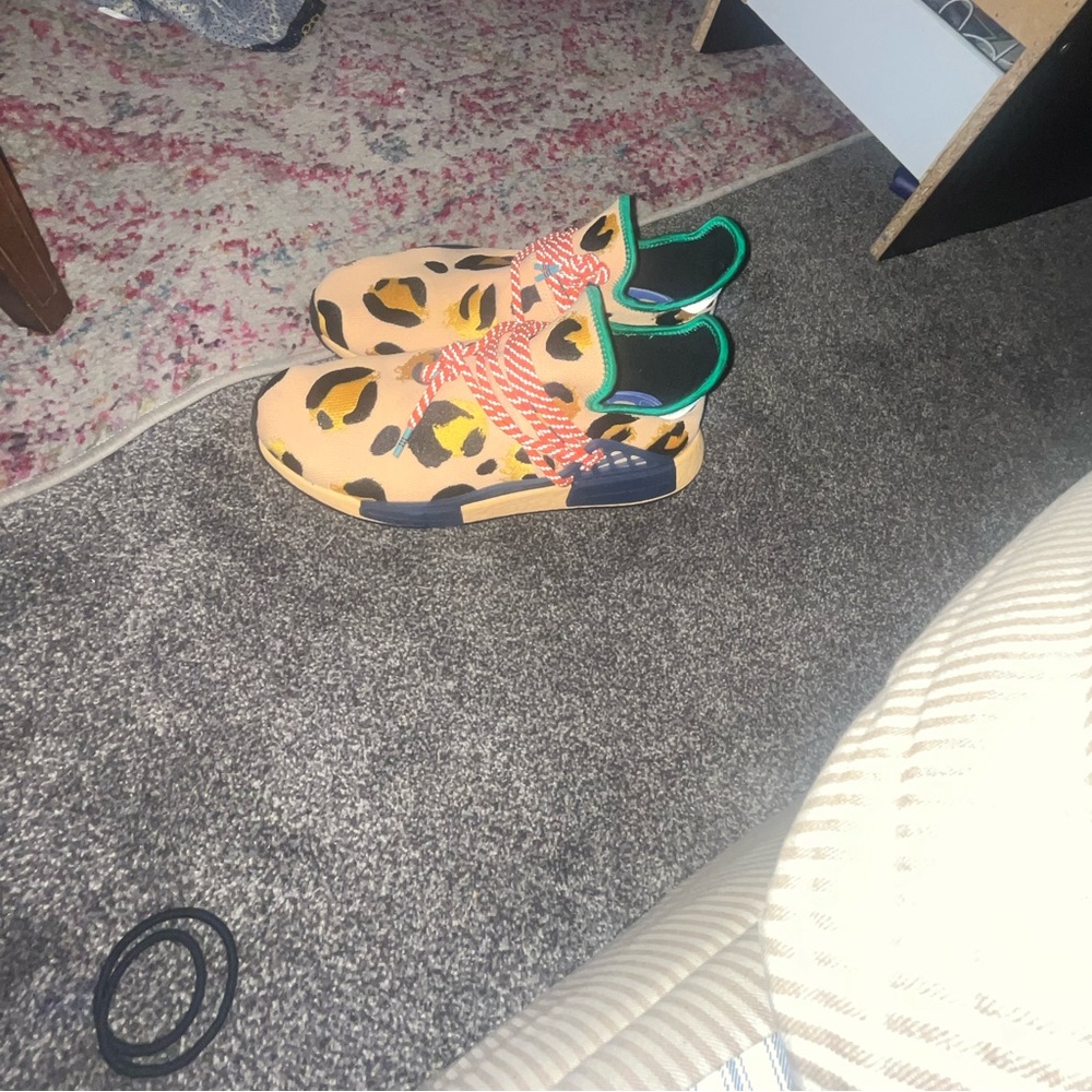 Pharrell Williams sneaks chats print a lot goin on. Very exotic
